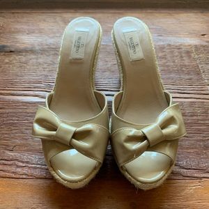 Valentino Garavani tan patent leather espadrilles